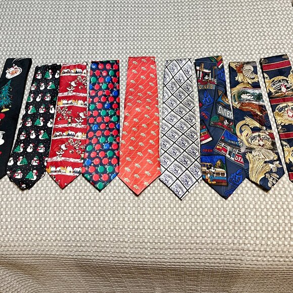 9 vintage Looney Tunes/Disney, Postage Stamp, Tabasco ,Christmas, etc, neck ties - Picture 2 of 9
